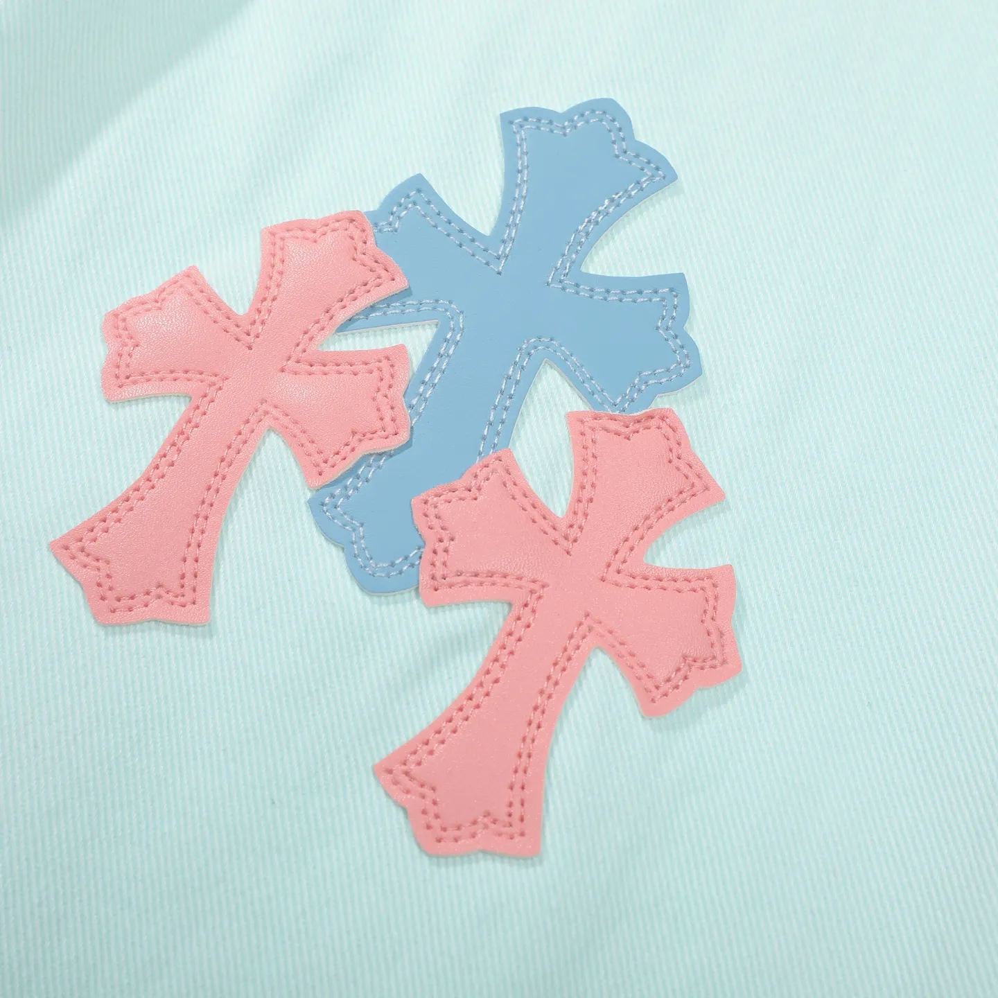 P260 Chrome Hearts light blue blue trousers, pink and blue patchwork leather couple's best friend jeans. CH jeans need to be washed and then disassembled and hand-stitched with sheepskin cross leather and then spliced ​​together. The whole piece has too many craftsmanship to explain. The patches are decorated with cross flowers, and the high-waisted washed jeans! ! Absolutely high-end luxury products, god-level single products and super popular products, made with top heavy industry, a must-see magic weapon. Customized hardware. The fabric is thick and soft after washing. It has good breathability. Customized small leather label. Unique design. The details are simple and elegant, and the workmanship is exquisite. The entire trousers are neatly routed and the details are in place! It’s so cool that both men and women can easily control the genderless trend! Color: Picture color Size: 28 30 32 34 36